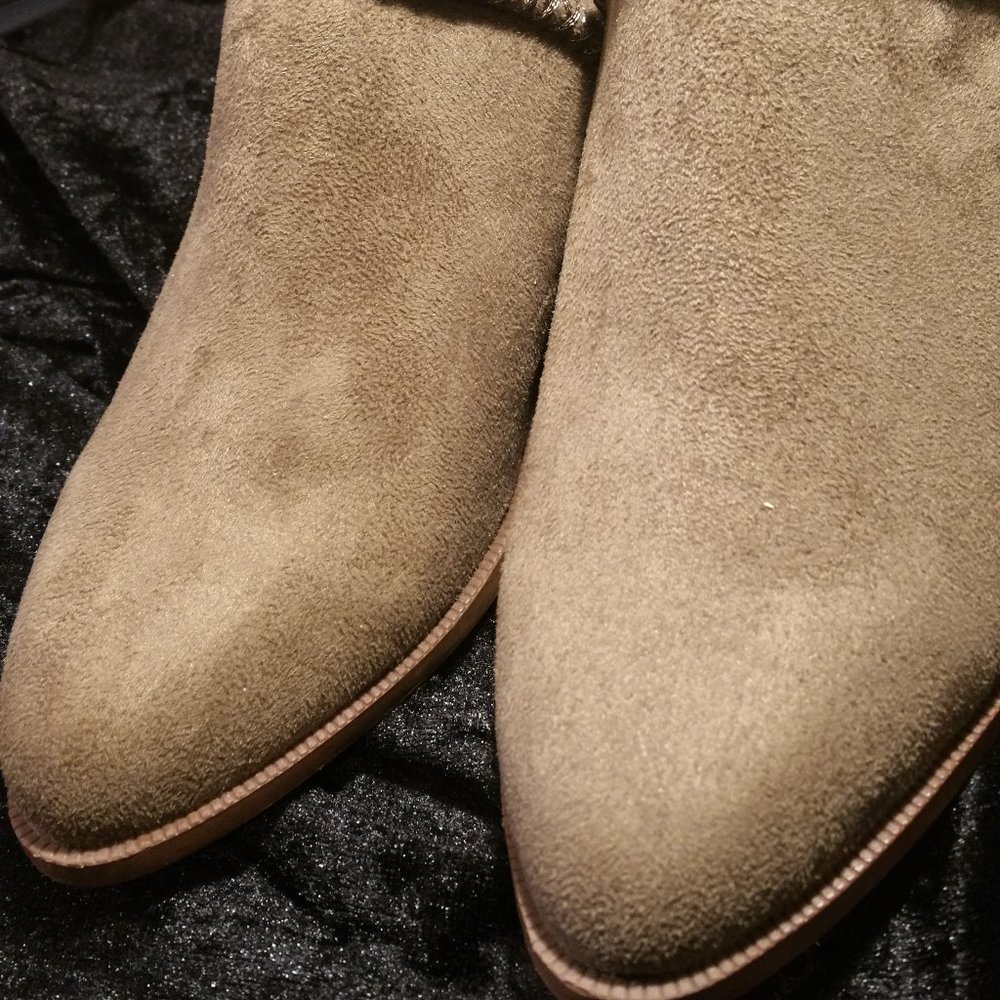 Qupid Womens Rager 24 Pull-on Stacked Heel Booties   New never worn !!!